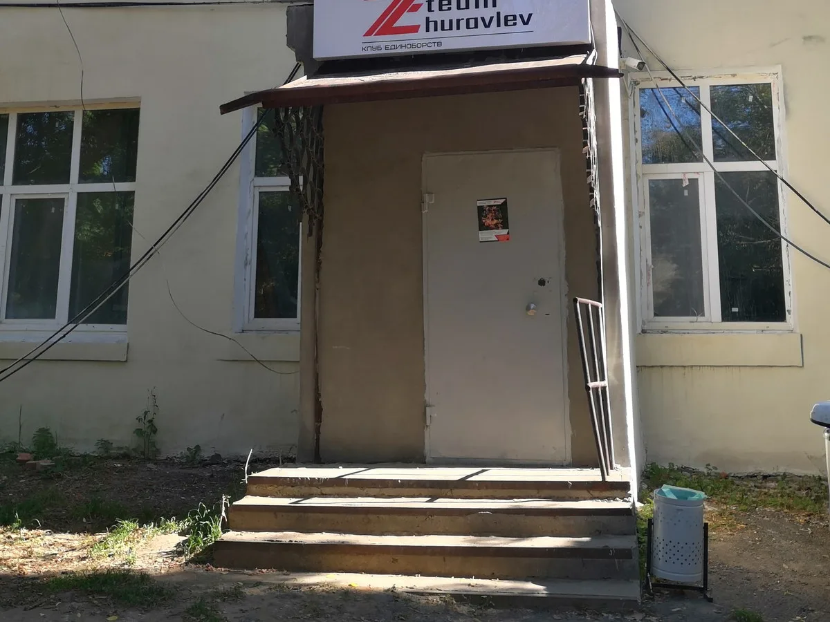 Вход в ZHURAVLEV TEAM с фирменной вывеской