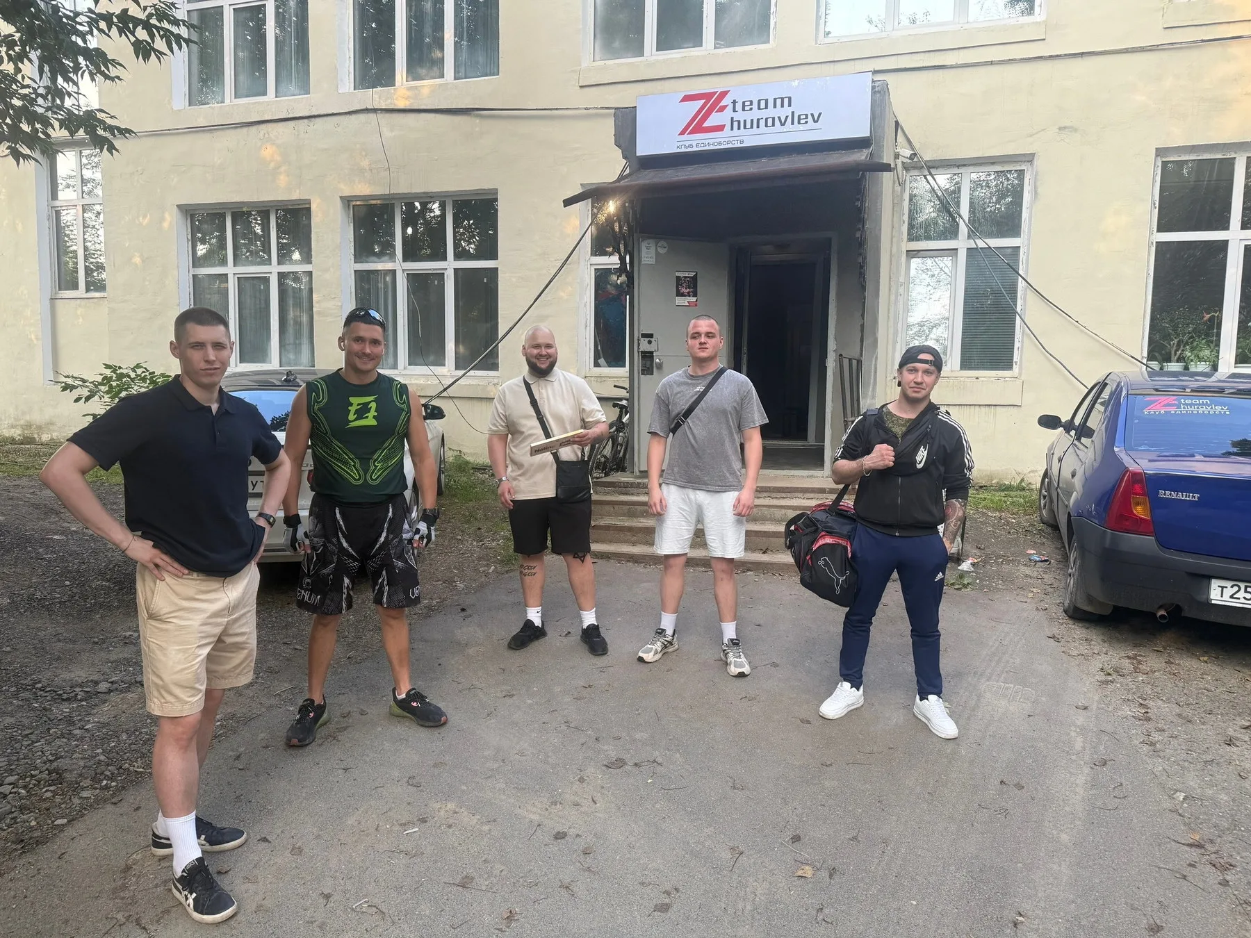 Команда ZHURAVLEV TEAM у входа в клуб