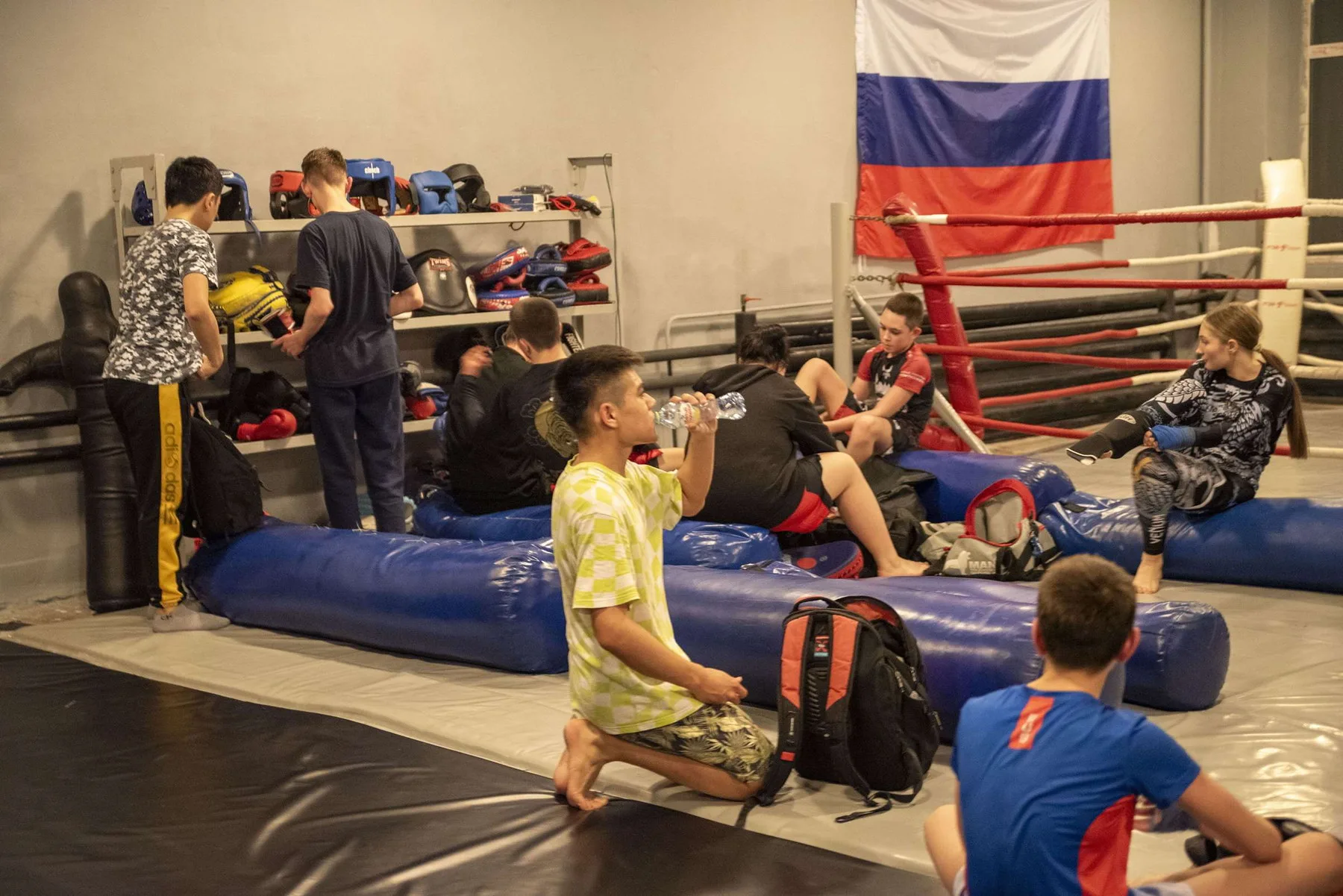 Подростковая тренировка в спортивном клубе